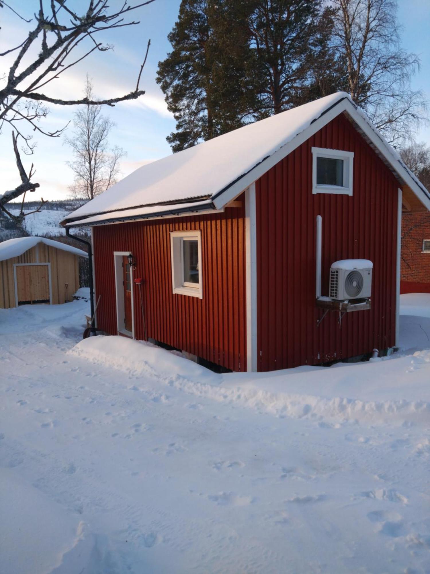 Nyrenoverad Charmig Gaeststuga Med Sovloft I Jaerpen Jarpen Dış mekan fotoğraf